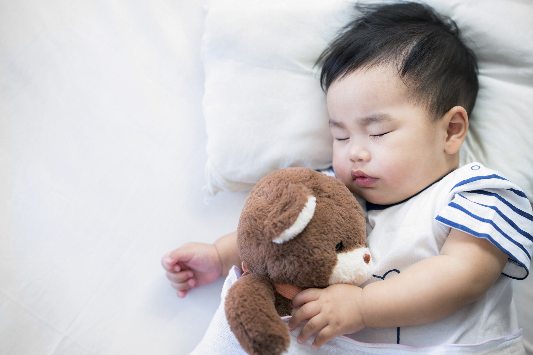 Navigating 6-Month Baby Sleep: Proxima's FOMO & Squishy Snuggles